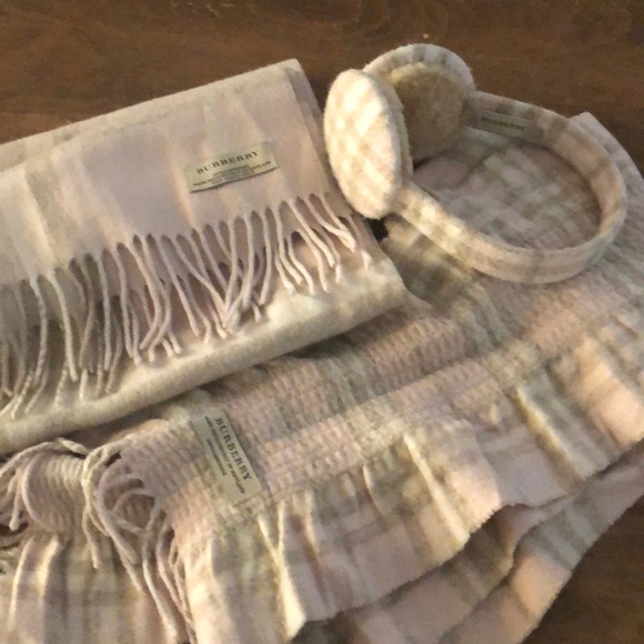 Burberry cashmere scarf - Picture 4 of 8